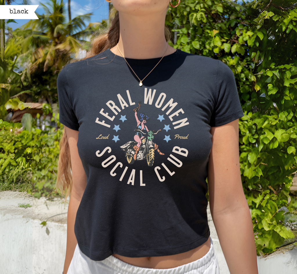 T-shirt court "Feral Women Social Club"