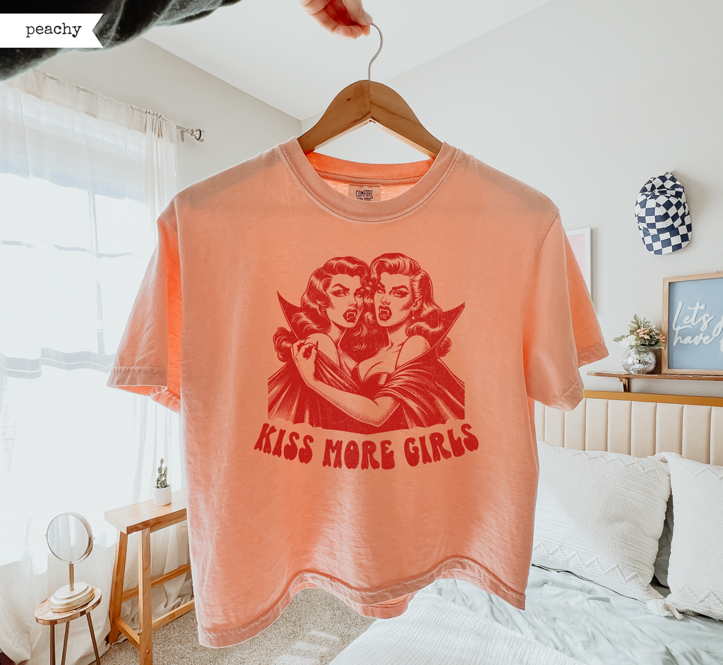 T-shirt ample "Kiss More Girls Vampire"